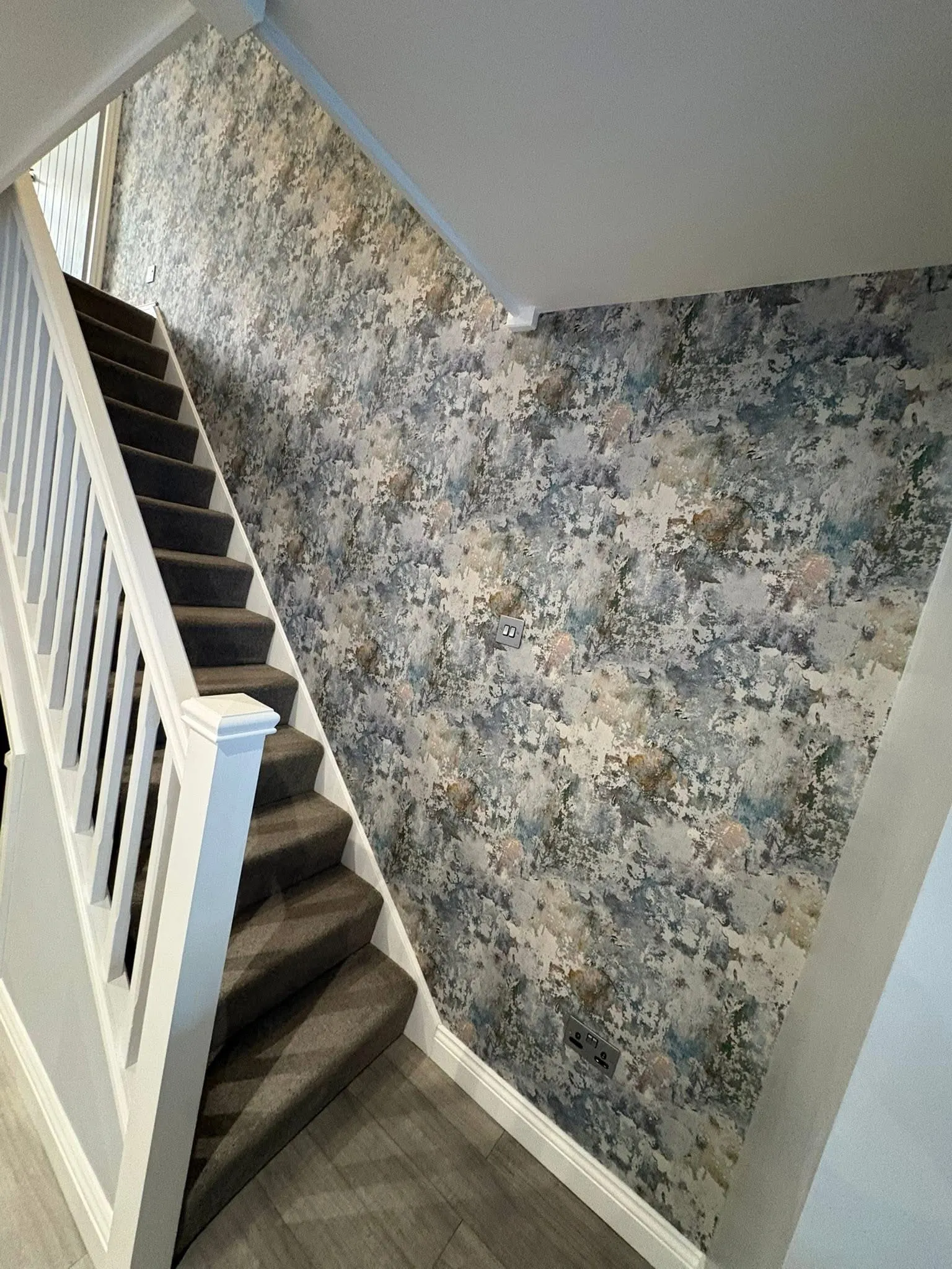 Wallpapered stairwell landing — Hereford project, photo 3