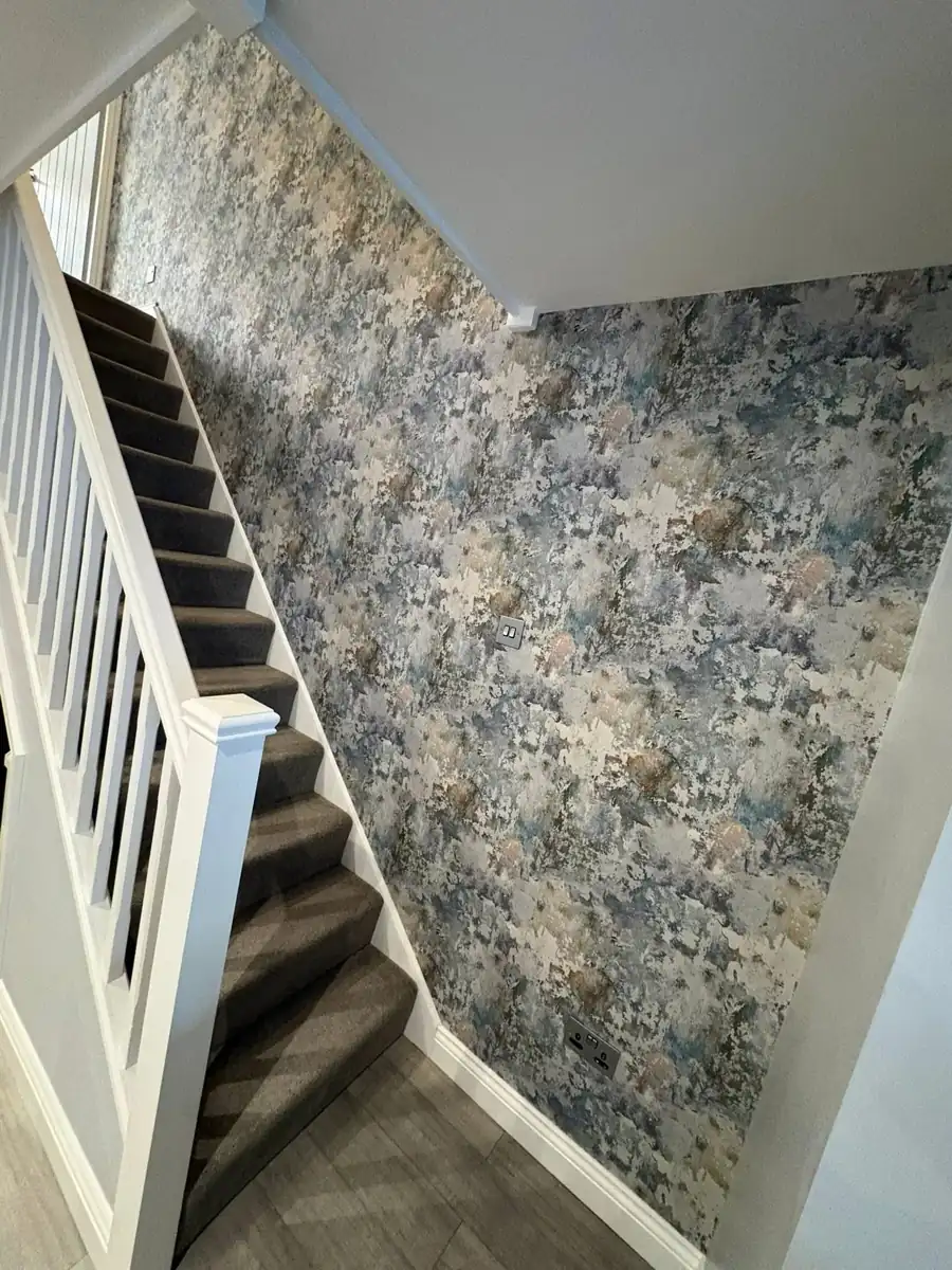 Wallpapered stairwell landing — Hereford project, photo 3