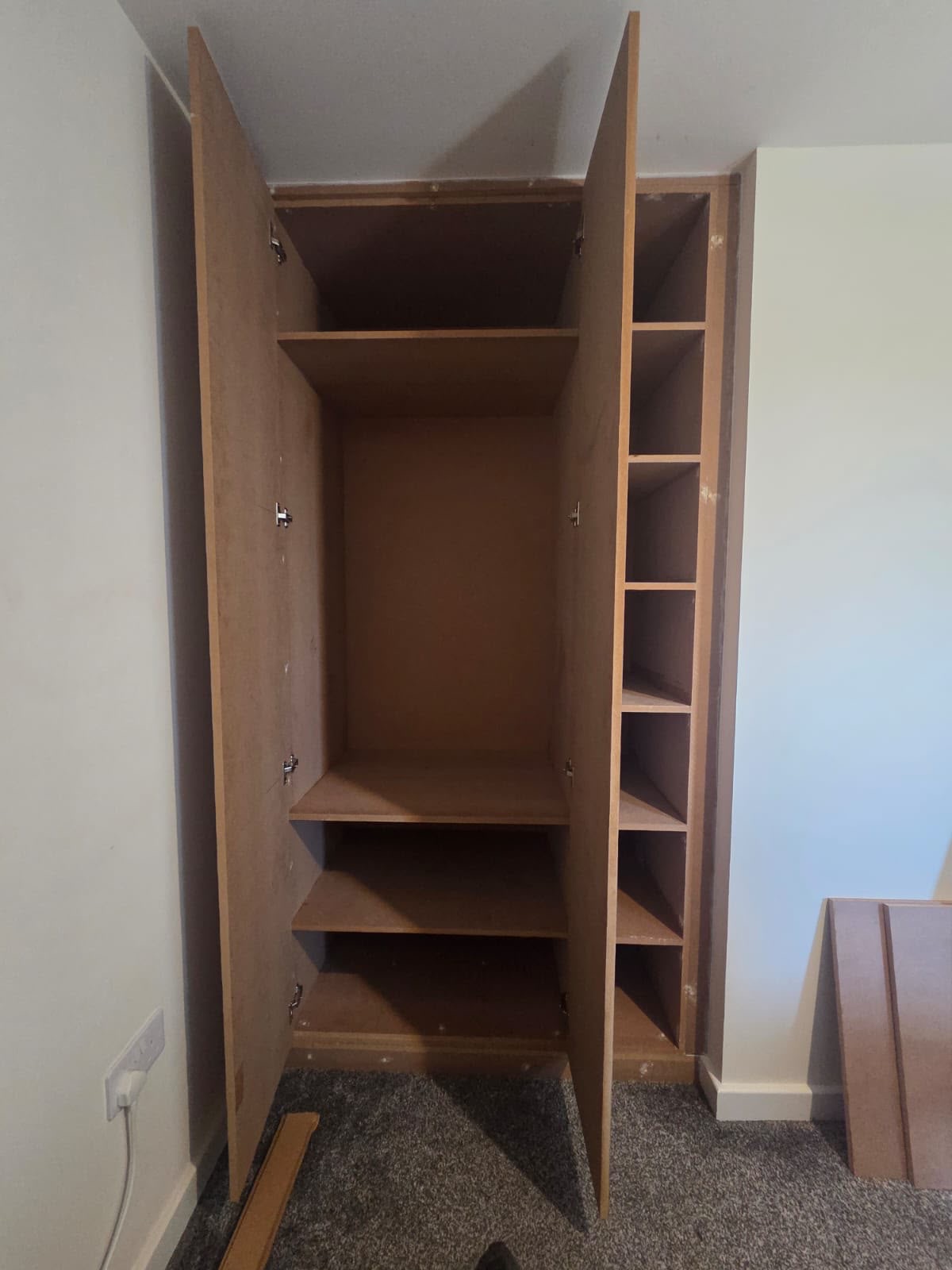 Fitted alcove wardrobe with shelving — Hereford project, photo 2